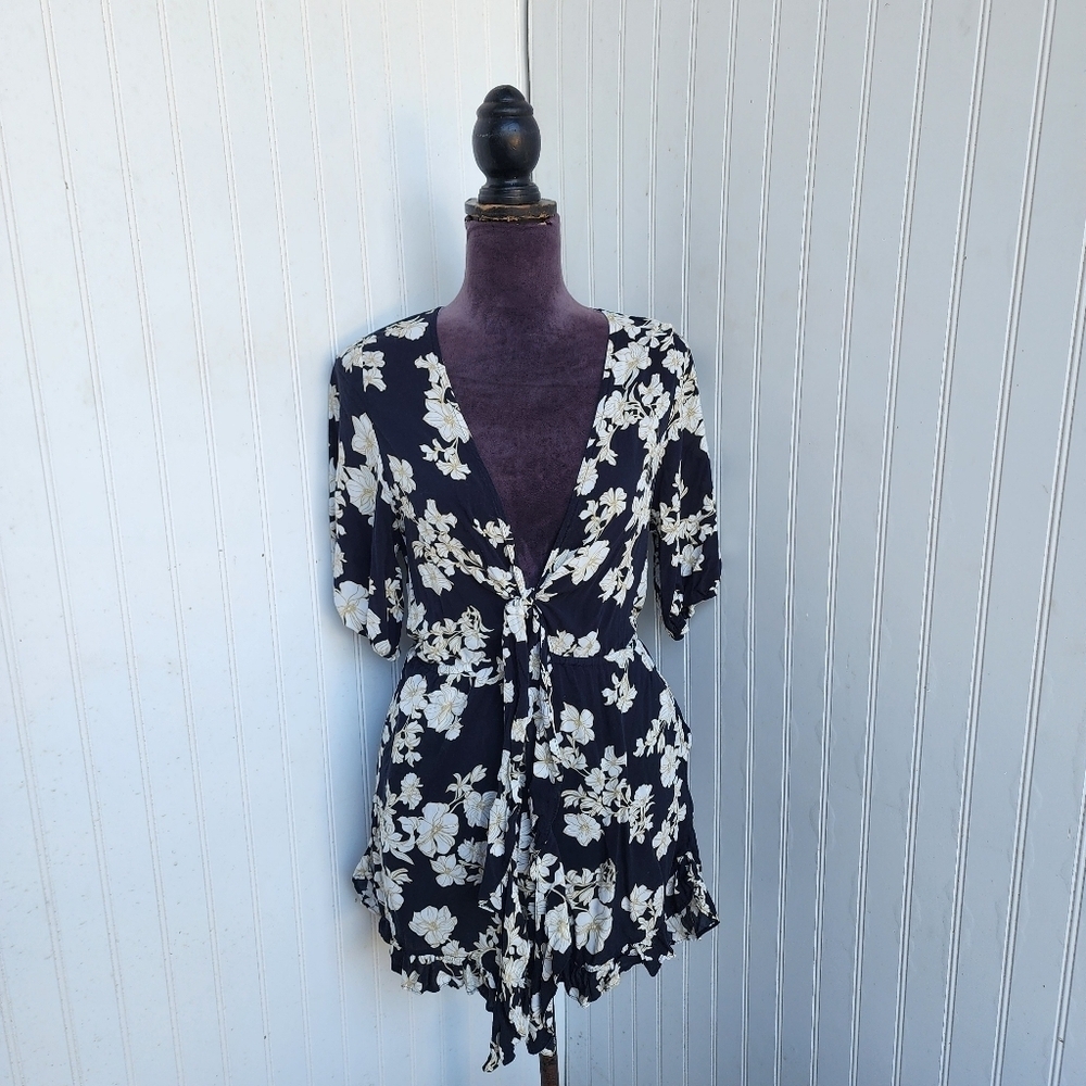 Shore Womens Black White Floral Romper Tie Front Ruffle Beachy Feminine USA Sz S